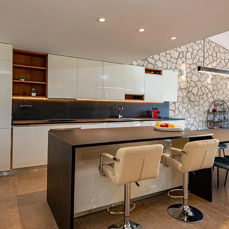 Iris Luxury Villas *